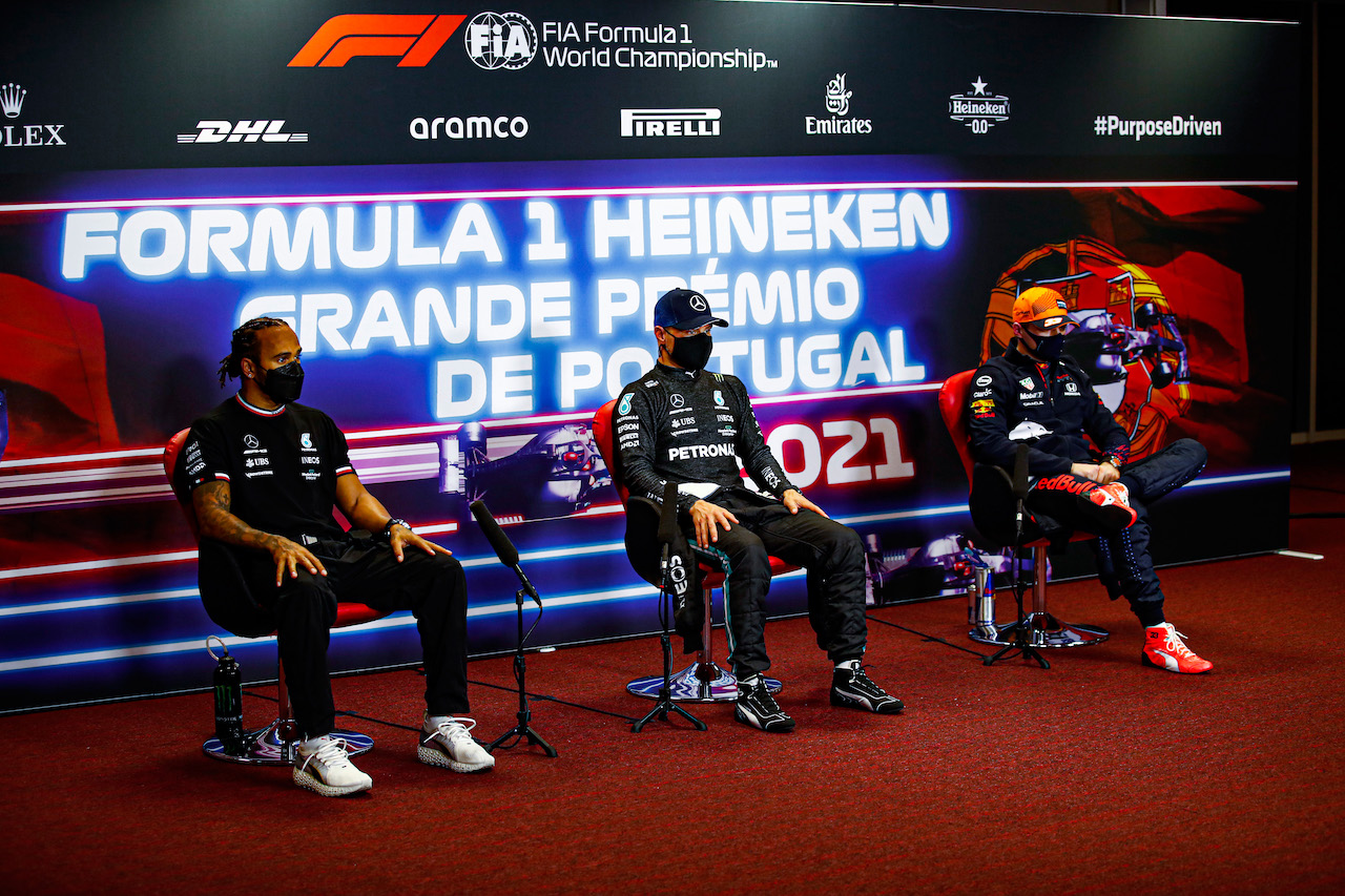 GP PORTOGALLO, (L to R): Lewis Hamilton (GBR) Mercedes AMG F1; Valtteri Bottas (FIN) Mercedes AMG F1; e Max Verstappen (NLD) Red Bull Racing, in the post qualifying FIA Press Conference.
01.05.2021. Formula 1 World Championship, Rd 3, Portuguese Grand Prix, Portimao, Portugal, Qualifiche Day.
- www.xpbimages.com, EMail: requests@xpbimages.com © Copyright: FIA Pool Image for Editorial Use Only