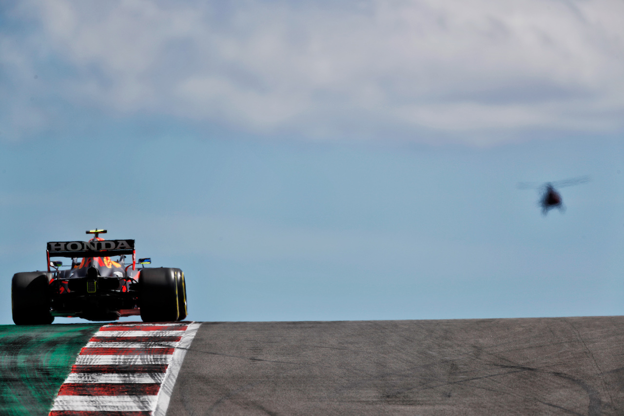 GP PORTOGALLO, Sergio Perez (MEX) Red Bull Racing RB16B.
01.05.2021. Formula 1 World Championship, Rd 3, Portuguese Grand Prix, Portimao, Portugal, Qualifiche Day.
 - www.xpbimages.com, EMail: requests@xpbimages.com © Copyright: Staley / XPB Images