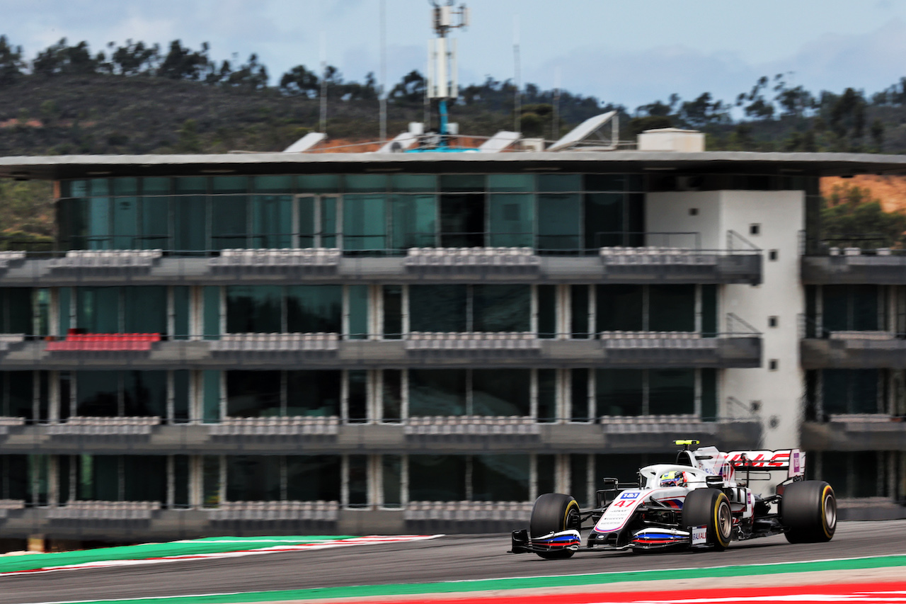 GP PORTOGALLO, Mick Schumacher (GER) Haas VF-21.
01.05.2021. Formula 1 World Championship, Rd 3, Portuguese Grand Prix, Portimao, Portugal, Qualifiche Day.
- www.xpbimages.com, EMail: requests@xpbimages.com © Copyright: Batchelor / XPB Images