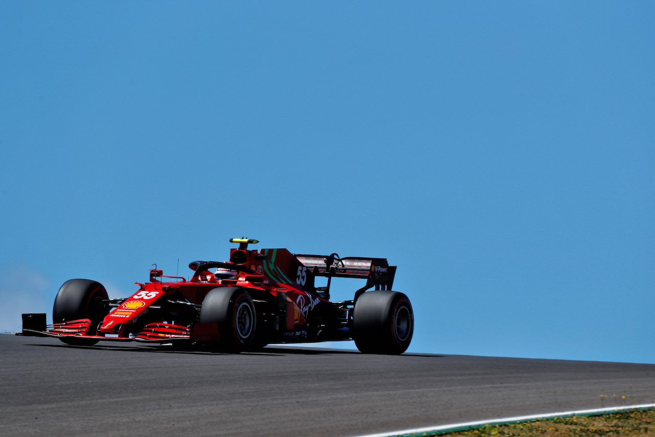 GP PORTOGALLO, Carlos Sainz Jr (ESP) Ferrari SF-21.
30.04.2021. Formula 1 World Championship, Rd 3, Portuguese Grand Prix, Portimao, Portugal, Practice Day.
 - www.xpbimages.com, EMail: requests@xpbimages.com © Copyright: Staley / XPB Images