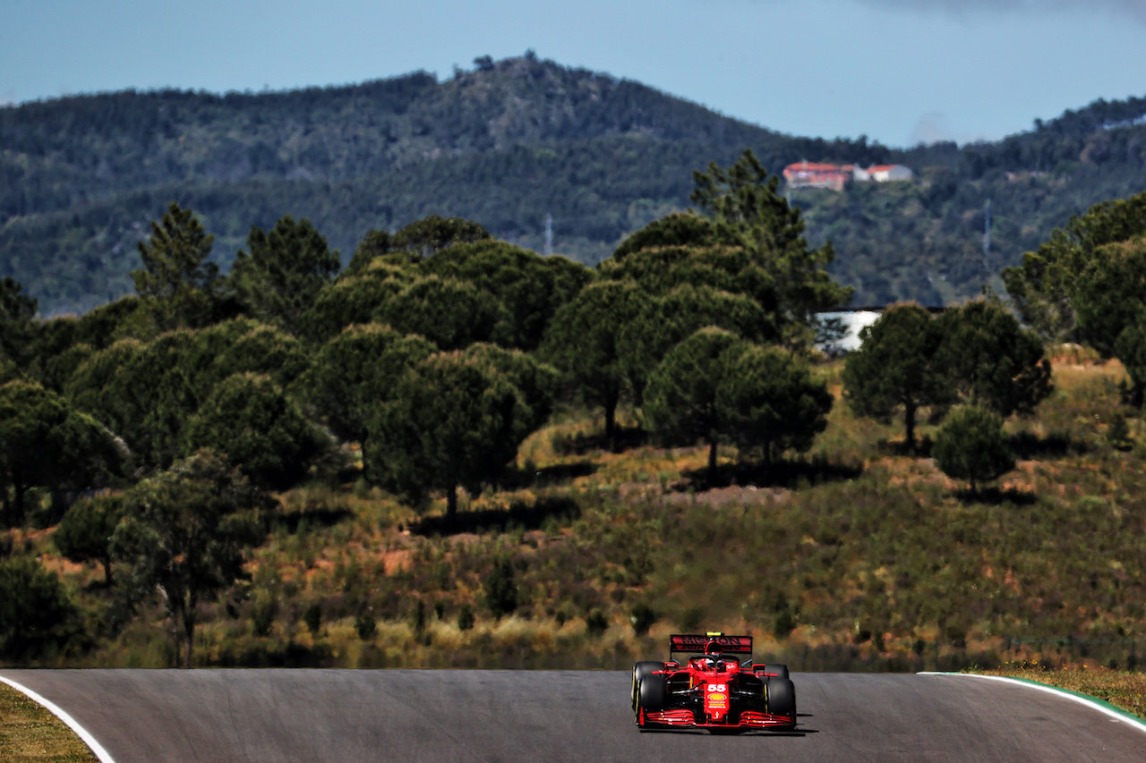 GP PORTOGALLO, Carlos Sainz Jr (ESP) Ferrari SF-21.
30.04.2021. Formula 1 World Championship, Rd 3, Portuguese Grand Prix, Portimao, Portugal, Practice Day.
- www.xpbimages.com, EMail: requests@xpbimages.com © Copyright: Batchelor / XPB Images