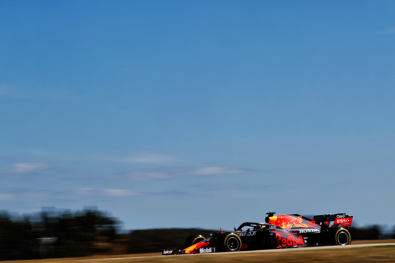 GP PORTOGALLO, Max Verstappen (NLD) Red Bull Racing RB16B.
30.04.2021. Formula 1 World Championship, Rd 3, Portuguese Grand Prix, Portimao, Portugal, Practice Day.
 - www.xpbimages.com, EMail: requests@xpbimages.com © Copyright: Staley / XPB Images