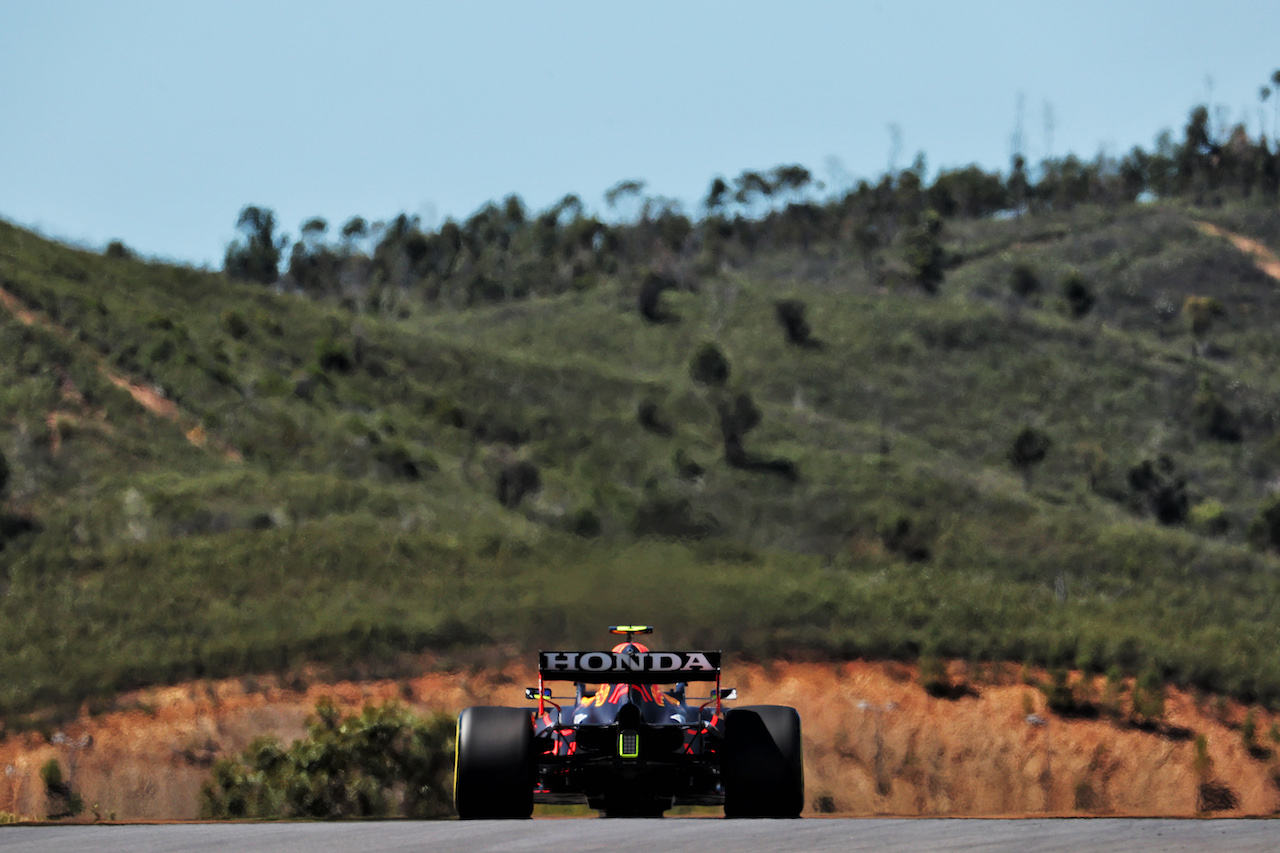 GP PORTOGALLO, Sergio Perez (MEX) Red Bull Racing RB16B.
30.04.2021. Formula 1 World Championship, Rd 3, Portuguese Grand Prix, Portimao, Portugal, Practice Day.
- www.xpbimages.com, EMail: requests@xpbimages.com © Copyright: Batchelor / XPB Images