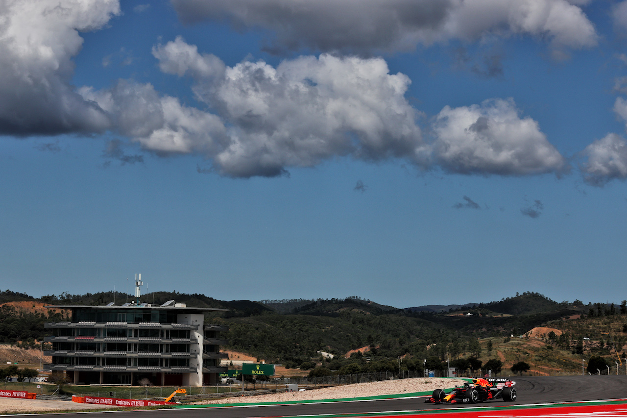 GP PORTOGALLO, Max Verstappen (NLD) Red Bull Racing RB16B.
30.04.2021. Formula 1 World Championship, Rd 3, Portuguese Grand Prix, Portimao, Portugal, Practice Day.
- www.xpbimages.com, EMail: requests@xpbimages.com © Copyright: Batchelor / XPB Images