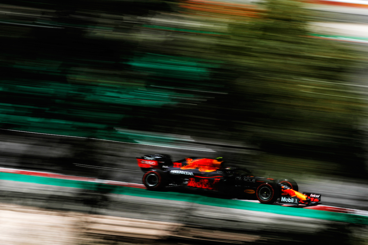 GP PORTOGALLO, Sergio Perez (MEX) Red Bull Racing RB16B.
30.04.2021. Formula 1 World Championship, Rd 3, Portuguese Grand Prix, Portimao, Portugal, Practice Day.
 - www.xpbimages.com, EMail: requests@xpbimages.com © Copyright: Staley / XPB Images