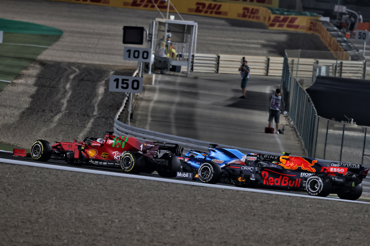 GP QATAR, Charles Leclerc (MON) Ferrari SF-21, Fernando Alonso (ESP) Alpine F1 Team A521, e Sergio Perez (MEX) Red Bull Racing RB16B, battle for position.
21.11.2021. Formula 1 World Championship, Rd 20, Qatar Grand Prix, Doha, Qatar, Gara Day.
- www.xpbimages.com, EMail: requests@xpbimages.com © Copyright: Moy / XPB Images