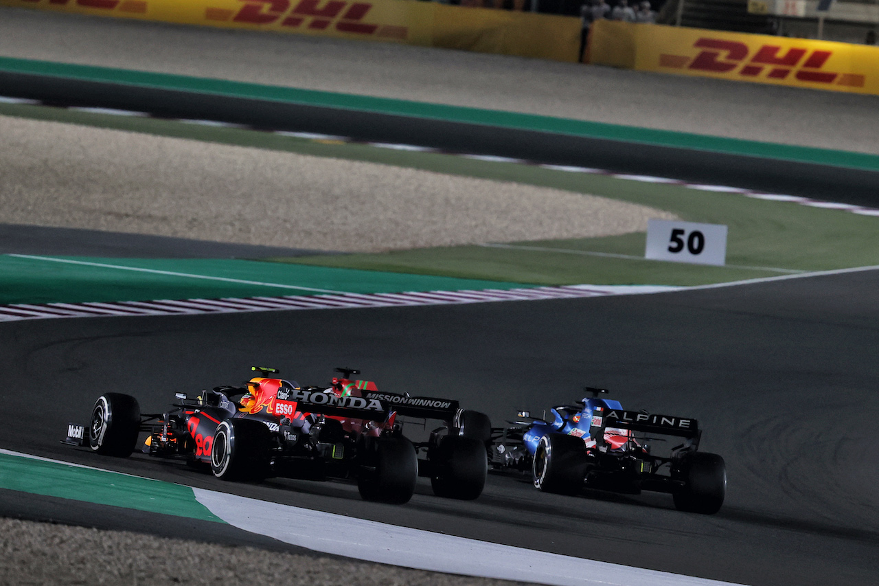 GP QATAR, Sergio Perez (MEX) Red Bull Racing RB16B battles for position with Charles Leclerc (MON) Ferrari SF-21 e Fernando Alonso (ESP) Alpine F1 Team A521.
21.11.2021. Formula 1 World Championship, Rd 20, Qatar Grand Prix, Doha, Qatar, Gara Day.
- www.xpbimages.com, EMail: requests@xpbimages.com © Copyright: Moy / XPB Images