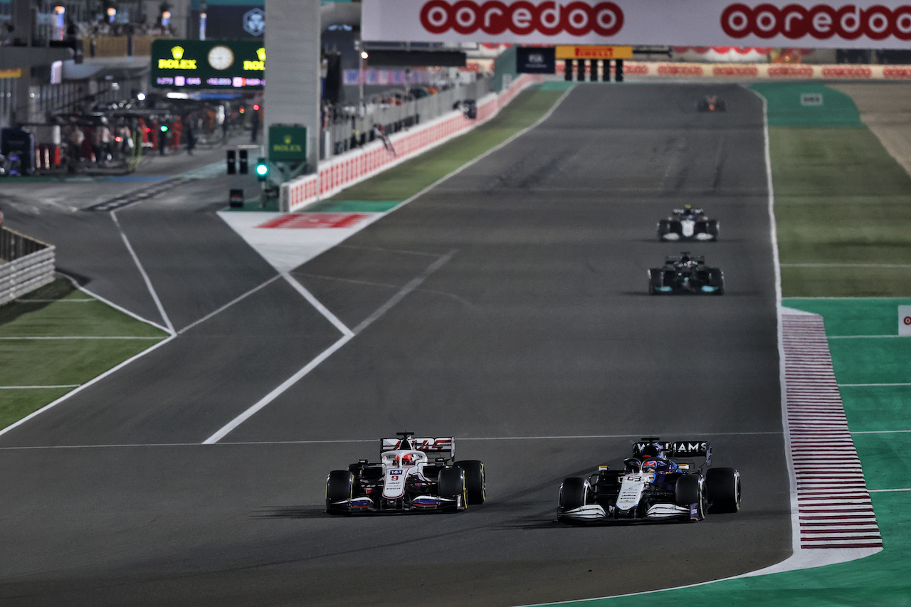 GP QATAR, Nikita Mazepin (RUS) Haas F1 Team VF-21 e George Russell (GBR) Williams Racing FW43B battle for position.
21.11.2021. Formula 1 World Championship, Rd 20, Qatar Grand Prix, Doha, Qatar, Gara Day.
- www.xpbimages.com, EMail: requests@xpbimages.com © Copyright: Moy / XPB Images