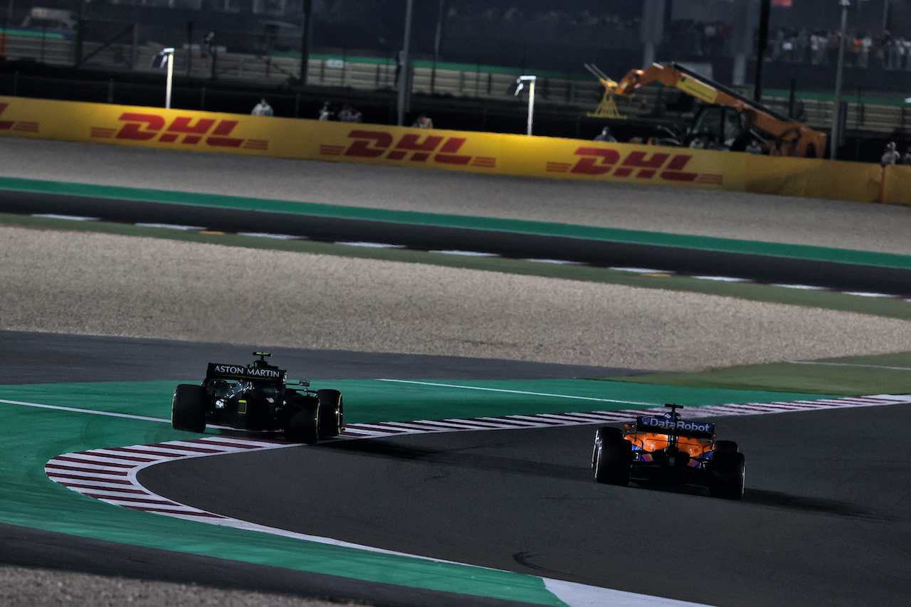 GP QATAR, Daniel Ricciardo (AUS) McLaren MCL35M e Sebastian Vettel (GER) Aston Martin F1 Team AMR21 battle for position.
21.11.2021. Formula 1 World Championship, Rd 20, Qatar Grand Prix, Doha, Qatar, Gara Day.
- www.xpbimages.com, EMail: requests@xpbimages.com © Copyright: Moy / XPB Images