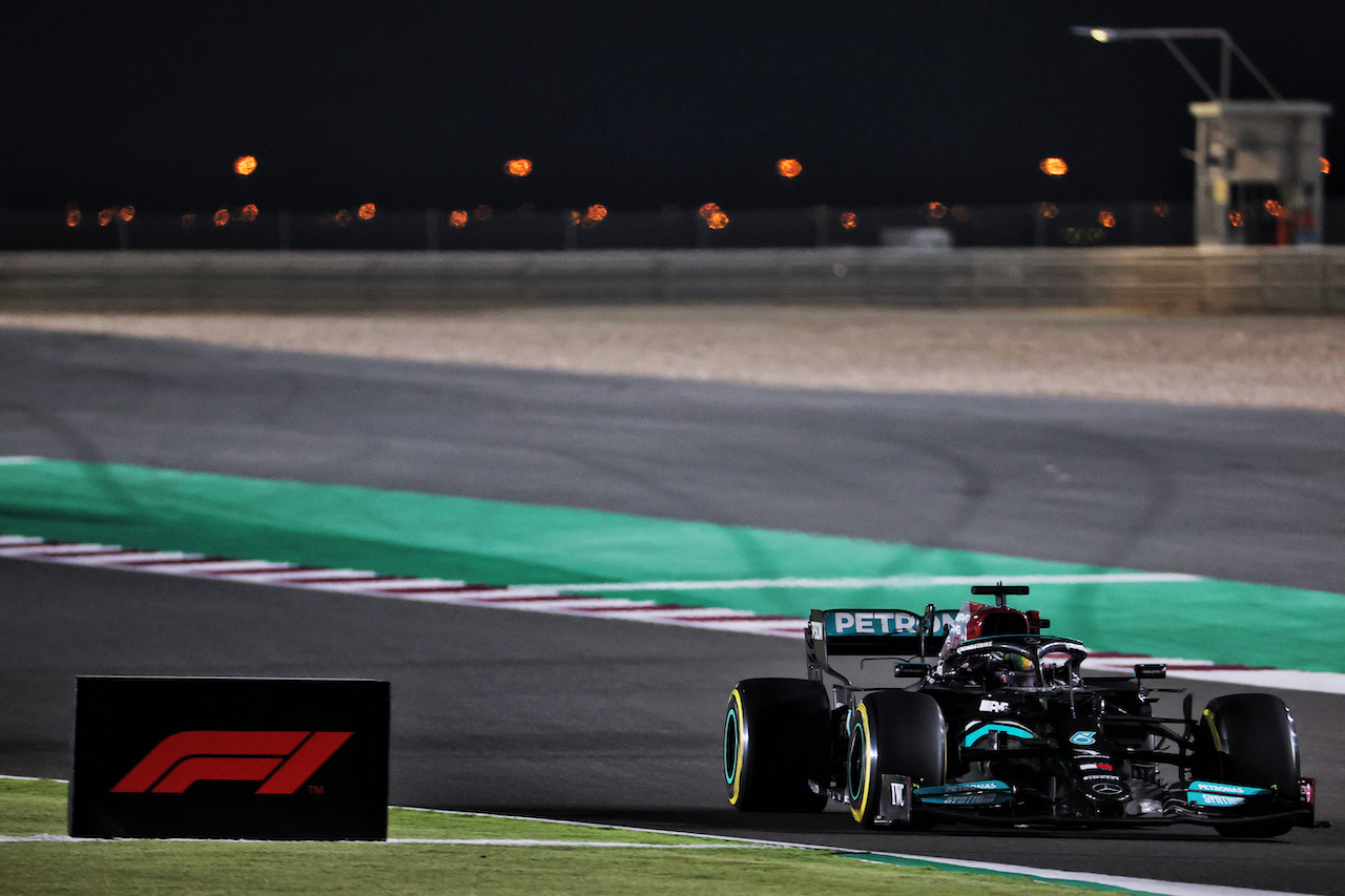 GP QATAR, Lewis Hamilton (GBR) Mercedes AMG F1 W12.
21.11.2021. Formula 1 World Championship, Rd 20, Qatar Grand Prix, Doha, Qatar, Gara Day.
- www.xpbimages.com, EMail: requests@xpbimages.com © Copyright: Batchelor / XPB Images