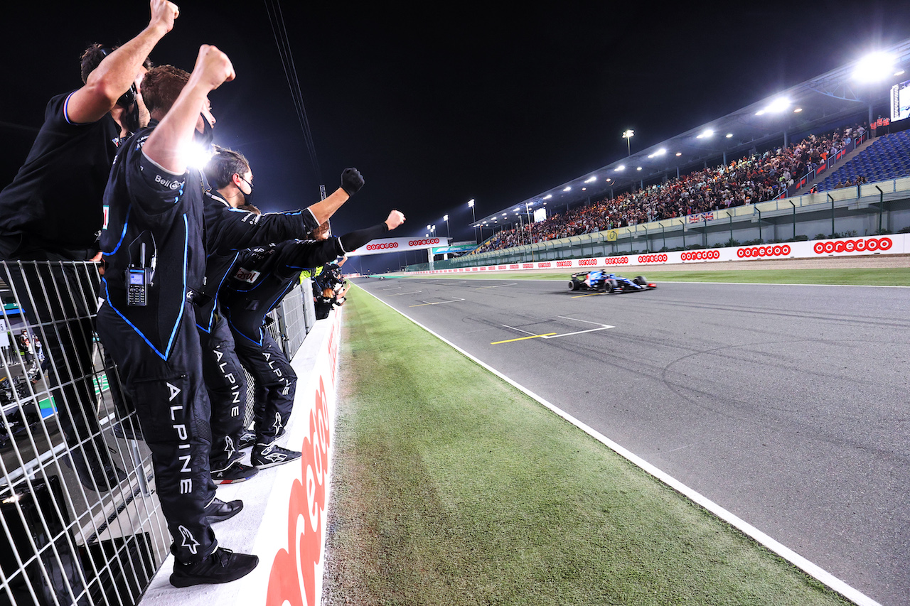GP QATAR, The Alpine F1 Team celebrate third position for Fernando Alonso (ESP) Alpine F1 Team A521 at the end of the race.
21.11.2021. Formula 1 World Championship, Rd 20, Qatar Grand Prix, Doha, Qatar, Gara Day.
- www.xpbimages.com, EMail: requests@xpbimages.com © Copyright: Charniaux / XPB Images