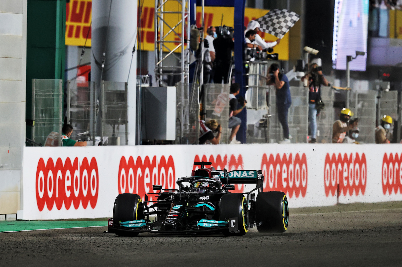 GP QATAR, Gara winner Lewis Hamilton (GBR) Mercedes AMG F1 W12 takes the chequered flag at the end of the race.
21.11.2021. Formula 1 World Championship, Rd 20, Qatar Grand Prix, Doha, Qatar, Gara Day.
- www.xpbimages.com, EMail: requests@xpbimages.com © Copyright: Moy / XPB Images