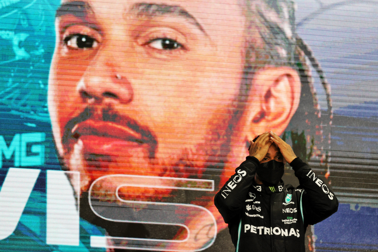 GP QATAR, Gara winner Lewis Hamilton (GBR) Mercedes AMG F1 celebrates on the podium.
21.11.2021. Formula 1 World Championship, Rd 20, Qatar Grand Prix, Doha, Qatar, Gara Day.
- www.xpbimages.com, EMail: requests@xpbimages.com © Copyright: Moy / XPB Images