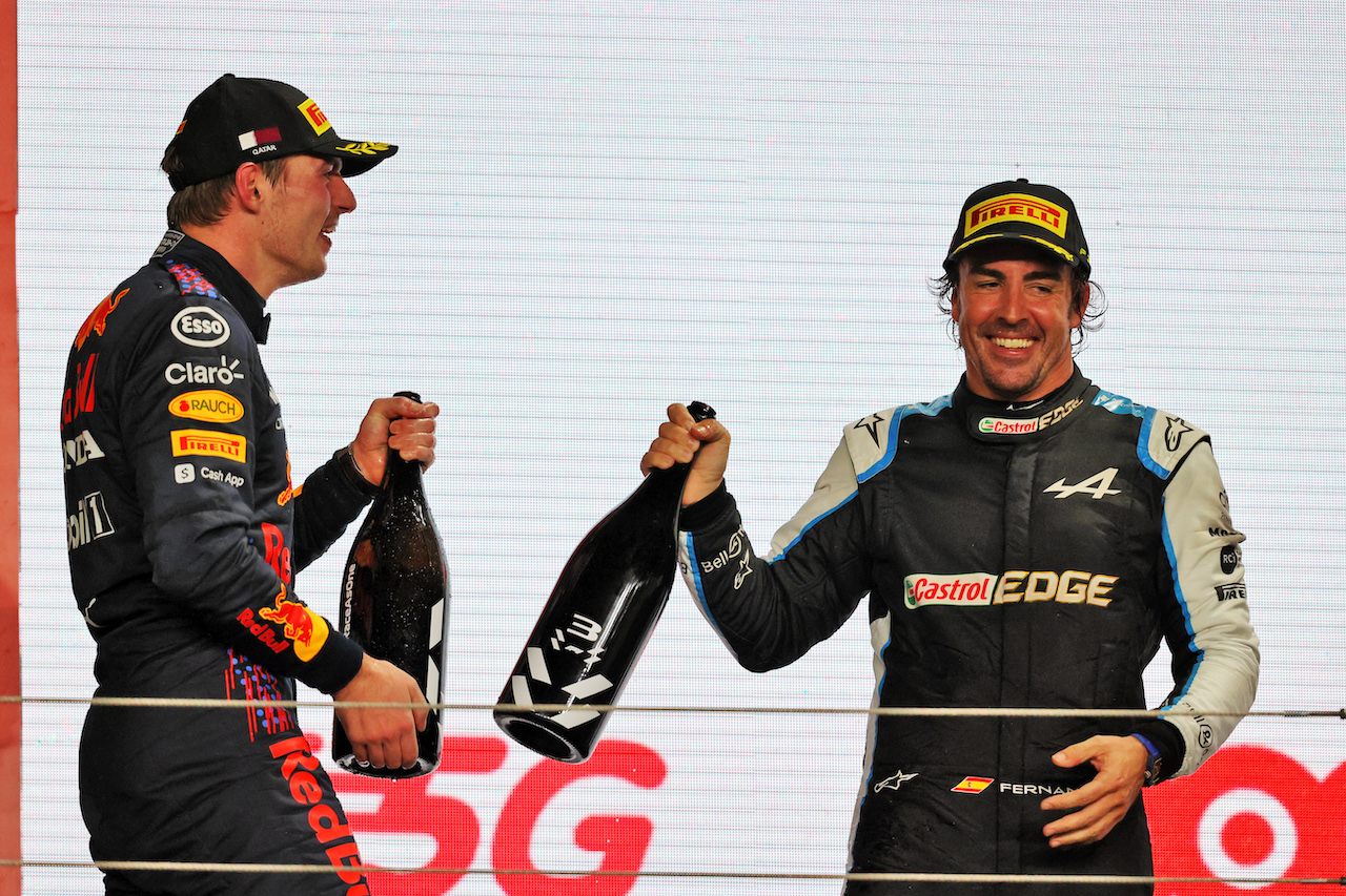 GP QATAR, Fernando Alonso (ESP) Alpine F1 Team (Right) celebrates his third position on the podium with second placed Max Verstappen (NLD) Red Bull Racing.
21.11.2021. Formula 1 World Championship, Rd 20, Qatar Grand Prix, Doha, Qatar, Gara Day.
- www.xpbimages.com, EMail: requests@xpbimages.com © Copyright: Moy / XPB Images