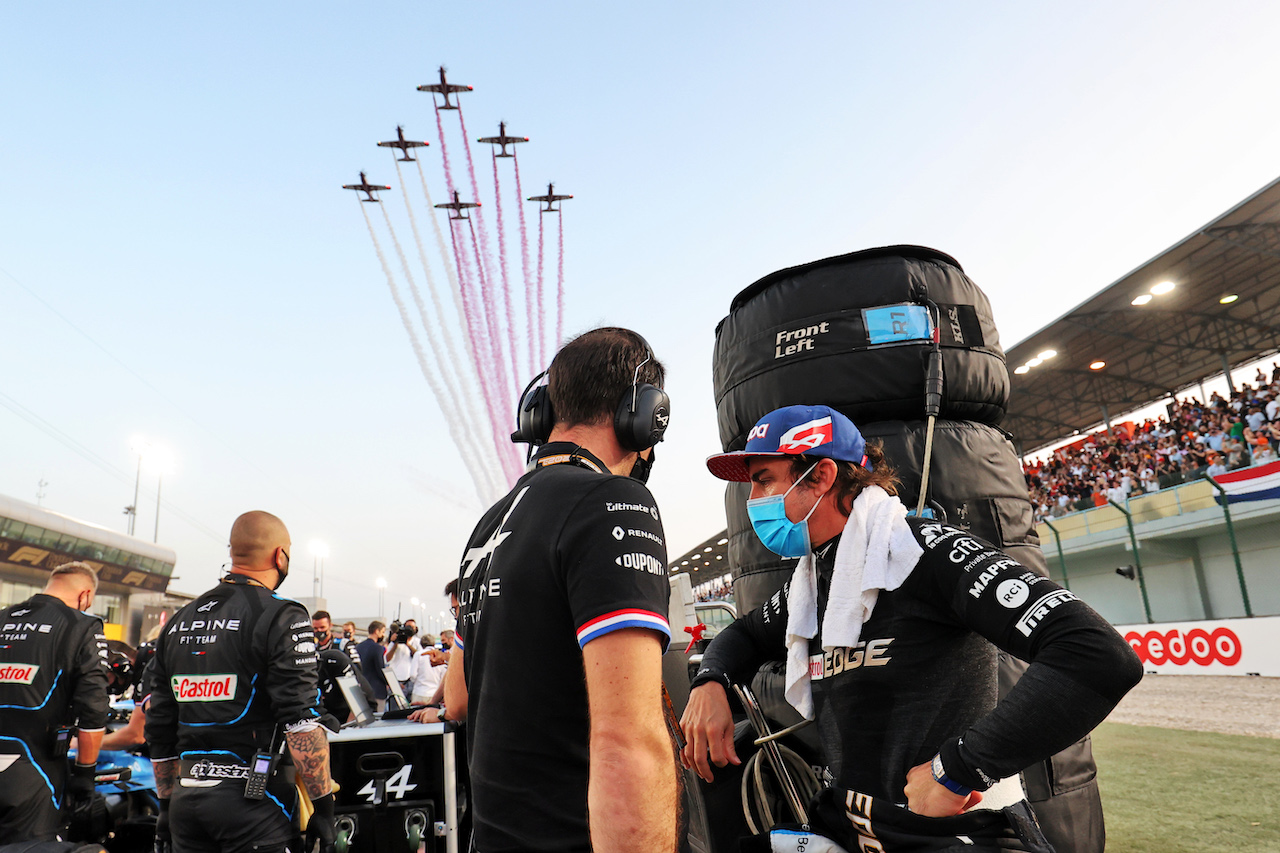 GP QATAR, Fernando Alonso (ESP) Alpine F1 Team with Karel Loos (BEL) Alpine F1 Team Gara Engineer on the grid.
21.11.2021. Formula 1 World Championship, Rd 20, Qatar Grand Prix, Doha, Qatar, Gara Day.
- www.xpbimages.com, EMail: requests@xpbimages.com © Copyright: Charniaux / XPB Images