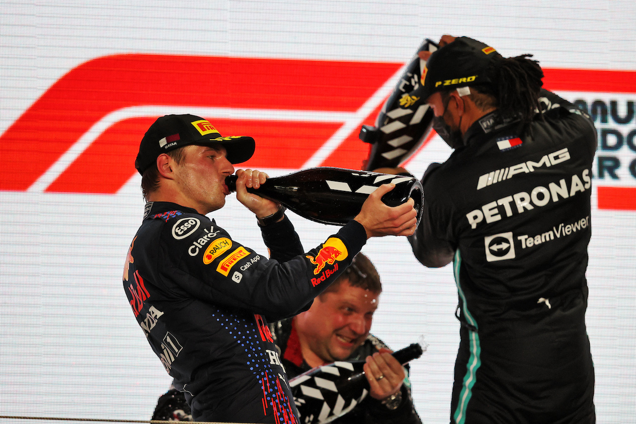 GP QATAR, Max Verstappen (NLD) Red Bull Racing celebrates his second position on the podium.
21.11.2021. Formula 1 World Championship, Rd 20, Qatar Grand Prix, Doha, Qatar, Gara Day.
- www.xpbimages.com, EMail: requests@xpbimages.com © Copyright: Moy / XPB Images