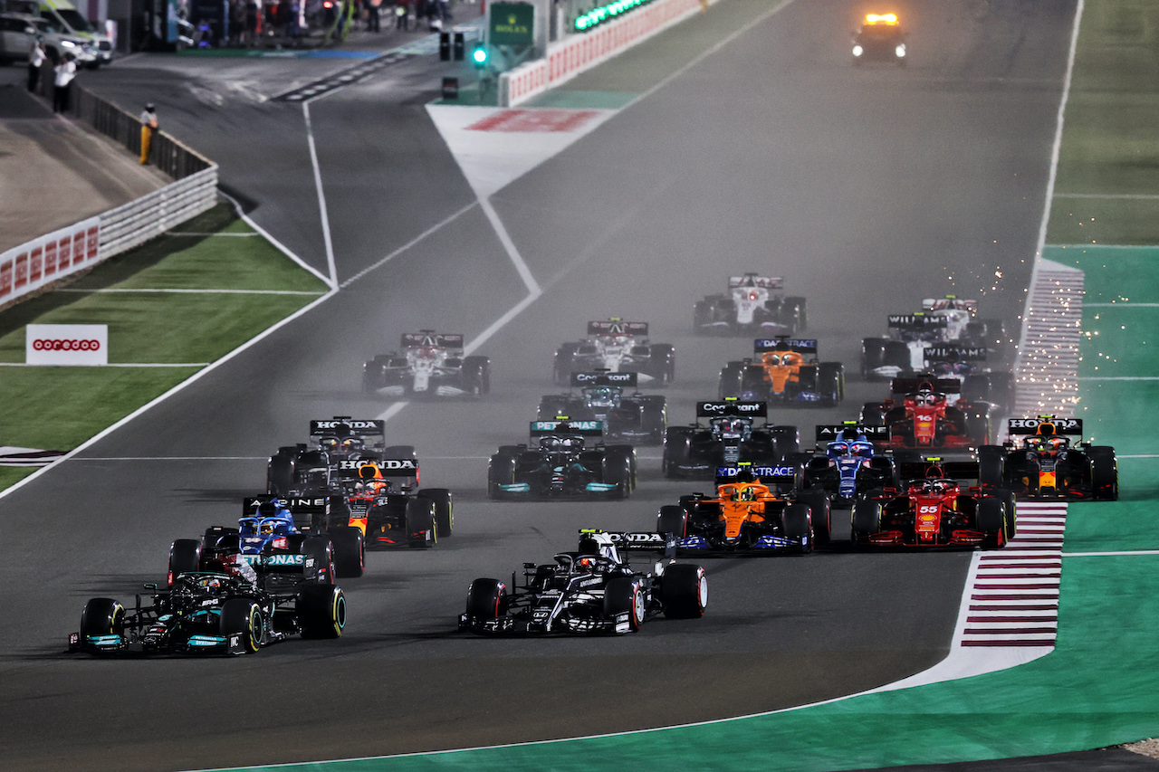 GP QATAR, Lewis Hamilton (GBR) Mercedes AMG F1 W12 davanti a Pierre Gasly (FRA) AlphaTauri AT02 at the partenza of the race.
21.11.2021. Formula 1 World Championship, Rd 20, Qatar Grand Prix, Doha, Qatar, Gara Day.
- www.xpbimages.com, EMail: requests@xpbimages.com © Copyright: Moy / XPB Images