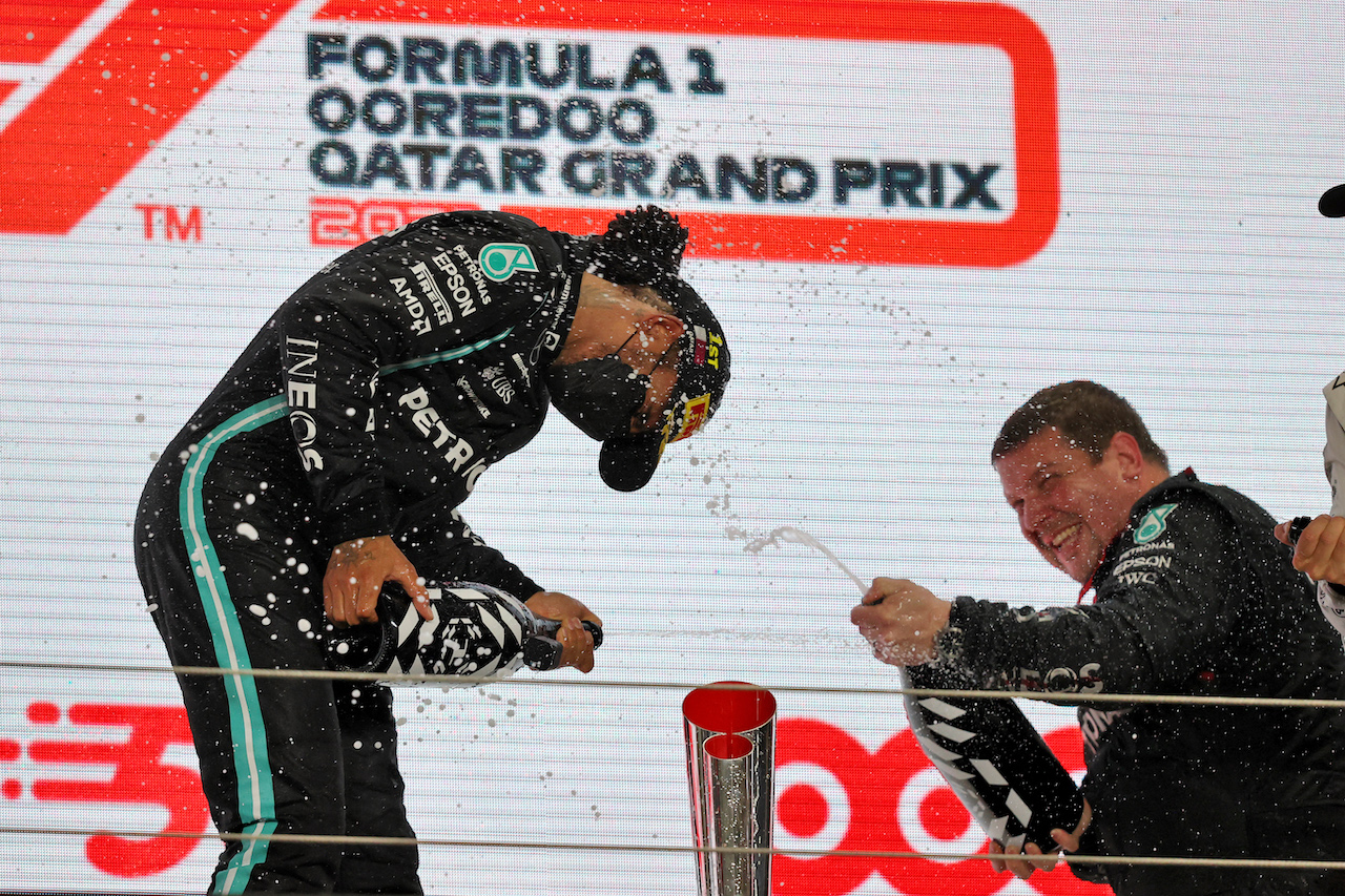 GP QATAR, Gara winner Lewis Hamilton (GBR) Mercedes AMG F1 celebrates on the podium.
21.11.2021. Formula 1 World Championship, Rd 20, Qatar Grand Prix, Doha, Qatar, Gara Day.
- www.xpbimages.com, EMail: requests@xpbimages.com © Copyright: Moy / XPB Images