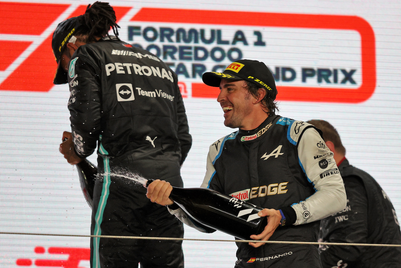 GP QATAR, Fernando Alonso (ESP) Alpine F1 Team celebrates his third position on the podium.
21.11.2021. Formula 1 World Championship, Rd 20, Qatar Grand Prix, Doha, Qatar, Gara Day.
- www.xpbimages.com, EMail: requests@xpbimages.com © Copyright: Moy / XPB Images