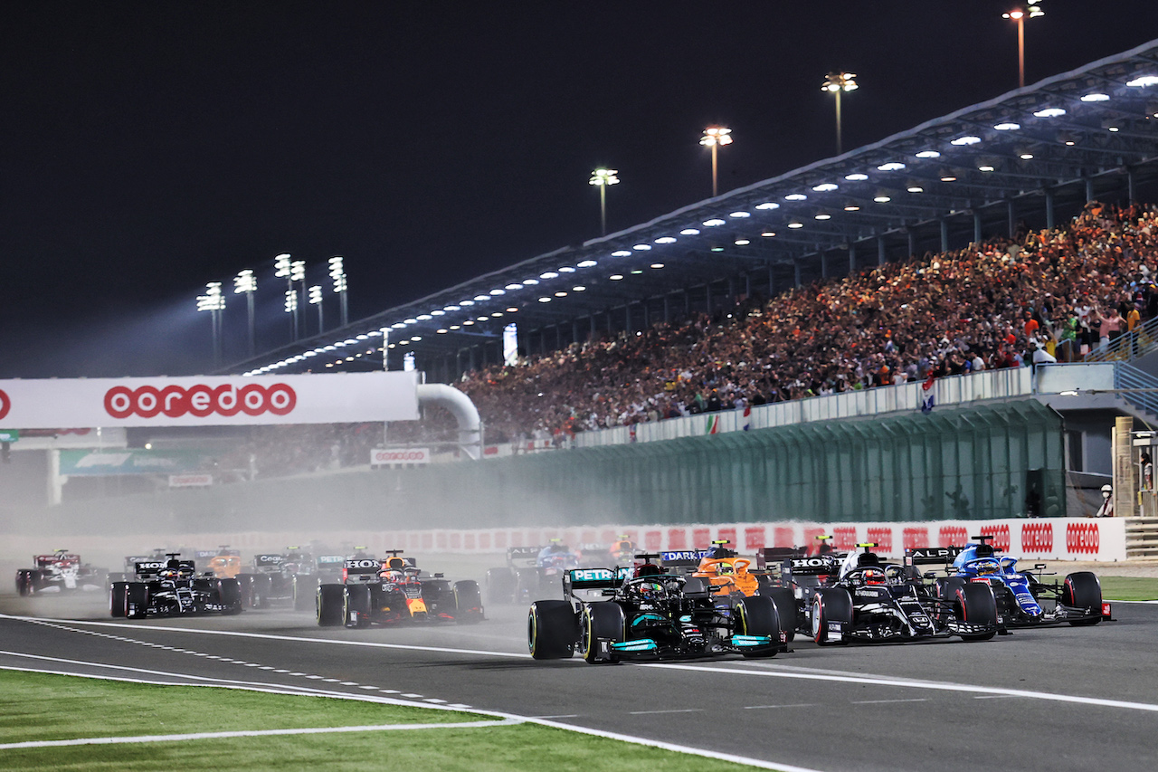 GP QATAR, Lewis Hamilton (GBR) Mercedes AMG F1 W12 davanti a Pierre Gasly (FRA) AlphaTauri AT02 e Fernando Alonso (ESP) Alpine F1 Team A521 at the partenza of the race.
21.11.2021. Formula 1 World Championship, Rd 20, Qatar Grand Prix, Doha, Qatar, Gara Day.
- www.xpbimages.com, EMail: requests@xpbimages.com © Copyright: Charniaux / XPB Images