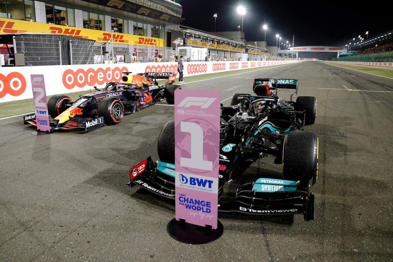 GP QATAR, Gara winner Lewis Hamilton (GBR) Mercedes AMG F1 W12 e second placed Max Verstappen (NLD) Red Bull Racing RB16B in parc ferme.
21.11.2021. Formula 1 World Championship, Rd 20, Qatar Grand Prix, Doha, Qatar, Gara Day.
- www.xpbimages.com, EMail: requests@xpbimages.com © Copyright: FIA Pool Image for Editorial Use Only