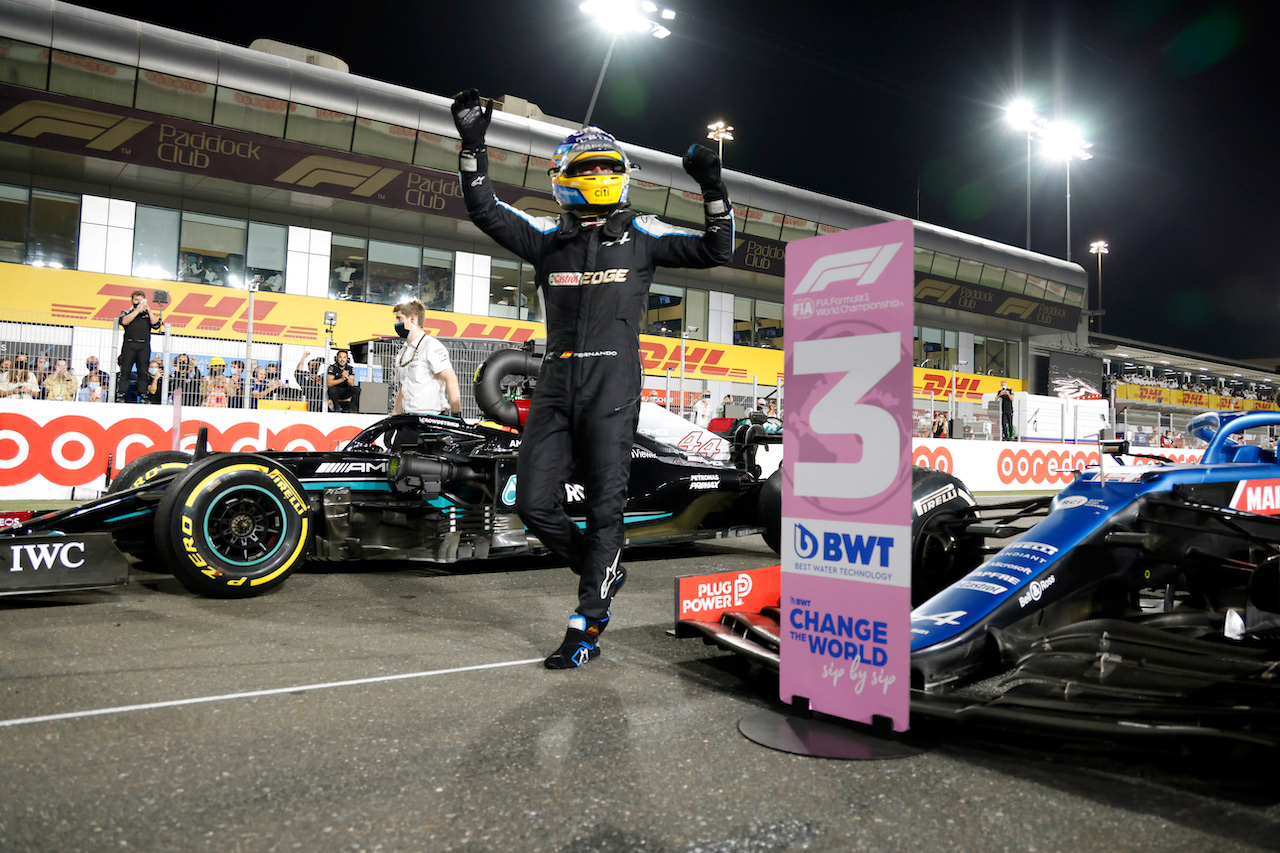 GP QATAR, Fernando Alonso (ESP) Alpine F1 Team celebrates his third position in parc ferme.
21.11.2021. Formula 1 World Championship, Rd 20, Qatar Grand Prix, Doha, Qatar, Gara Day.
- www.xpbimages.com, EMail: requests@xpbimages.com © Copyright: FIA Pool Image for Editorial Use Only
