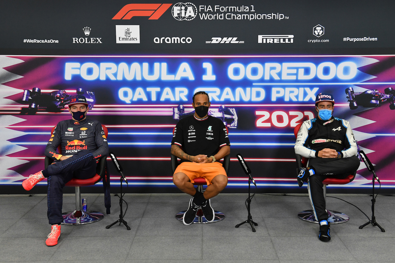 GP QATAR, (L to R): Max Verstappen (NLD) Red Bull Racing; Lewis Hamilton (GBR) Mercedes AMG F1; e Fernando Alonso (ESP) Alpine F1 Team, in the post race FIA Press Conference.
21.11.2021. Formula 1 World Championship, Rd 20, Qatar Grand Prix, Doha, Qatar, Gara Day.
- www.xpbimages.com, EMail: requests@xpbimages.com © Copyright: FIA Pool Image for Editorial Use Only