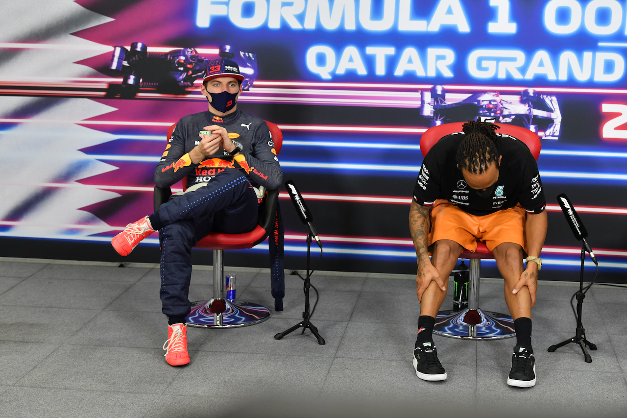 GP QATAR, (L to R): Max Verstappen (NLD) Red Bull Racing e Lewis Hamilton (GBR) Mercedes AMG F1 in the post race FIA Press Conference.
21.11.2021. Formula 1 World Championship, Rd 20, Qatar Grand Prix, Doha, Qatar, Gara Day.
- www.xpbimages.com, EMail: requests@xpbimages.com © Copyright: FIA Pool Image for Editorial Use Only