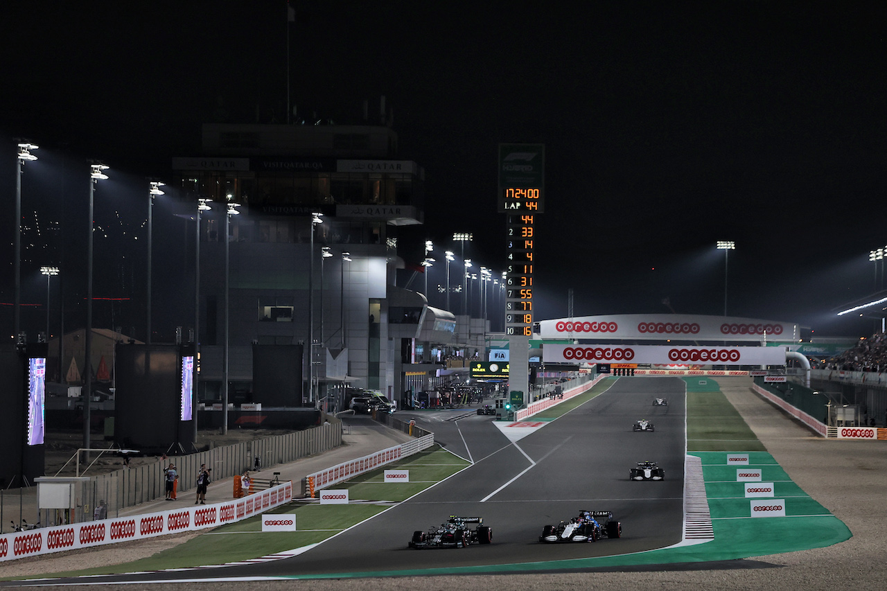 GP QATAR, Sebastian Vettel (GER) Aston Martin F1 Team AMR21 e George Russell (GBR) Williams Racing FW43B battle for position.
21.11.2021. Formula 1 World Championship, Rd 20, Qatar Grand Prix, Doha, Qatar, Gara Day.
- www.xpbimages.com, EMail: requests@xpbimages.com © Copyright: Moy / XPB Images