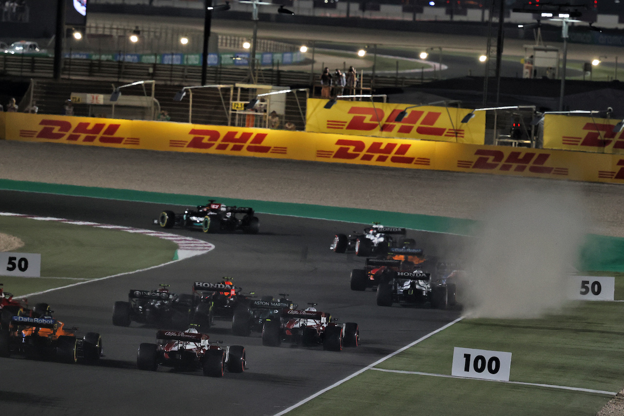 GP QATAR, Lewis Hamilton (GBR) Mercedes AMG F1 W12 davanti a at the partenza of the race.
21.11.2021. Formula 1 World Championship, Rd 20, Qatar Grand Prix, Doha, Qatar, Gara Day.
- www.xpbimages.com, EMail: requests@xpbimages.com © Copyright: Moy / XPB Images