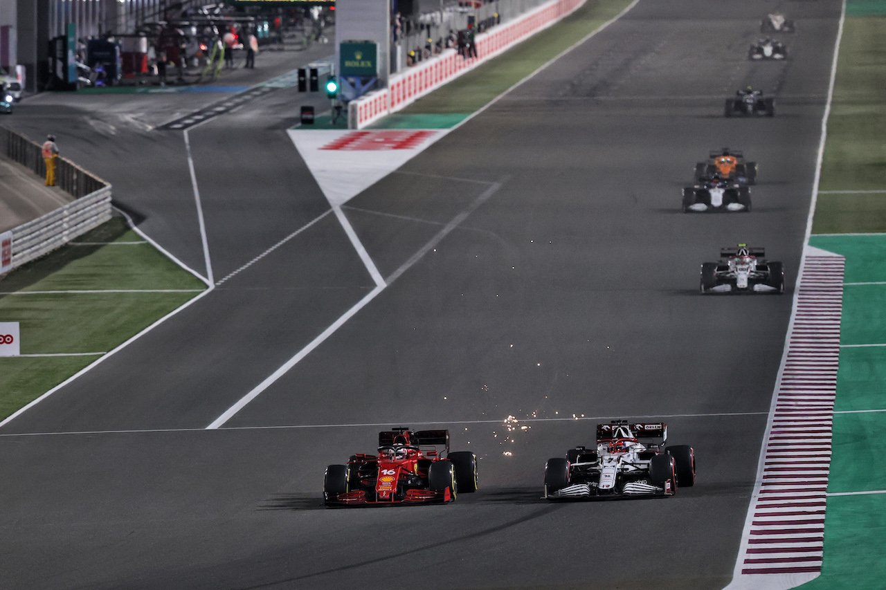 GP QATAR, Charles Leclerc (MON) Ferrari SF-21 e Kimi Raikkonen (FIN) Alfa Romeo Racing C41 battle for position.
21.11.2021. Formula 1 World Championship, Rd 20, Qatar Grand Prix, Doha, Qatar, Gara Day.
- www.xpbimages.com, EMail: requests@xpbimages.com © Copyright: Moy / XPB Images