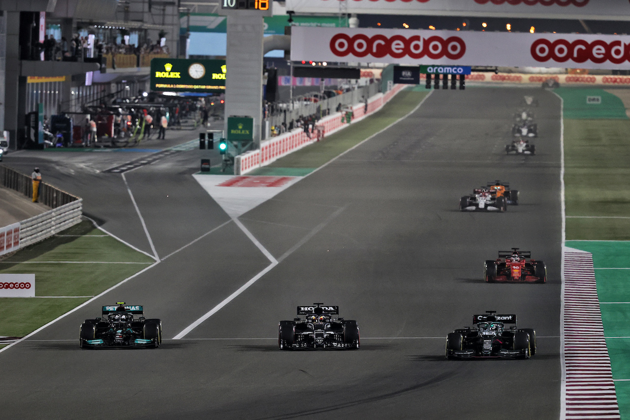 GP QATAR, (L to R): Valtteri Bottas (FIN) Mercedes AMG F1 W12, Yuki Tsunoda (JPN) AlphaTauri AT02, e Lance Stroll (CDN) Aston Martin F1 Team AMR21, battle for position.
21.11.2021. Formula 1 World Championship, Rd 20, Qatar Grand Prix, Doha, Qatar, Gara Day.
- www.xpbimages.com, EMail: requests@xpbimages.com © Copyright: Moy / XPB Images