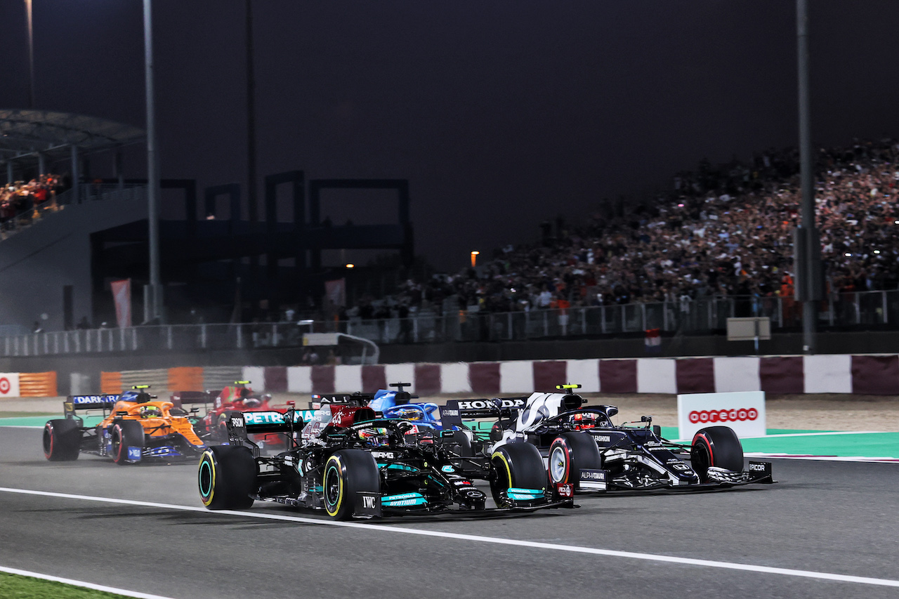 GP QATAR, Lewis Hamilton (GBR) Mercedes AMG F1 W12 e Pierre Gasly (FRA) AlphaTauri AT02 battle for the lead at the partenza of the race.
21.11.2021. Formula 1 World Championship, Rd 20, Qatar Grand Prix, Doha, Qatar, Gara Day.
- www.xpbimages.com, EMail: requests@xpbimages.com © Copyright: Charniaux / XPB Images