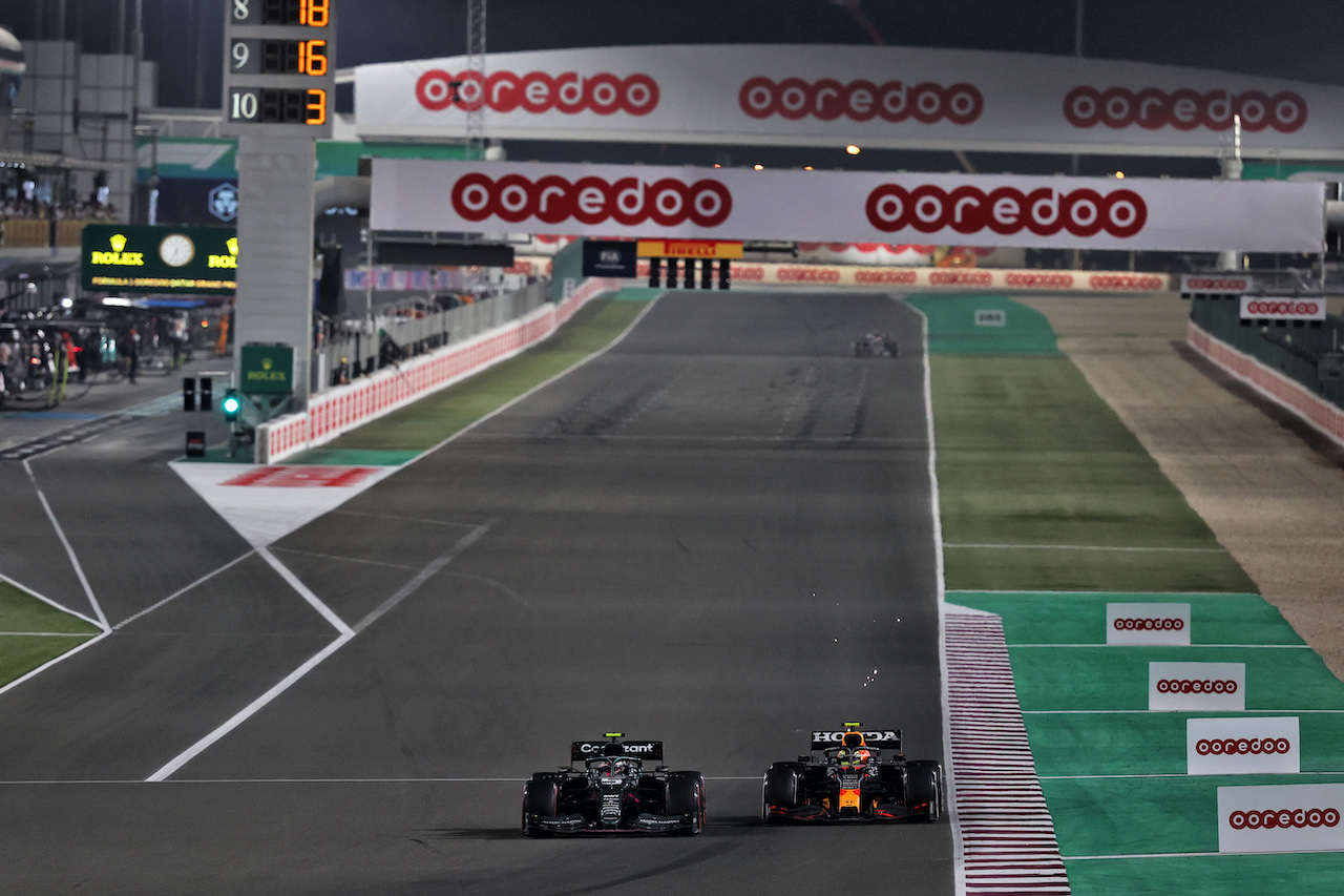 GP QATAR, Sebastian Vettel (GER) Aston Martin F1 Team AMR21 e Sergio Perez (MEX) Red Bull Racing RB16B battle for position.
21.11.2021. Formula 1 World Championship, Rd 20, Qatar Grand Prix, Doha, Qatar, Gara Day.
- www.xpbimages.com, EMail: requests@xpbimages.com © Copyright: Moy / XPB Images