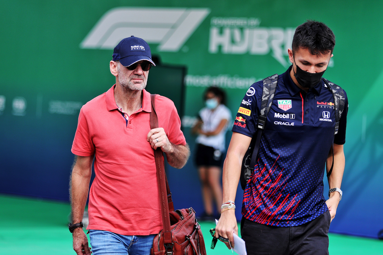 GP QATAR, (L to R): Adrian Newey (GBR) Red Bull Racing Chief Technical Officer e Alexander Albon (THA) Red Bull Racing Reserve e Development Driver.
18.11.2021. Formula 1 World Championship, Rd 20, Qatar Grand Prix, Doha, Qatar, Preparation Day.
- www.xpbimages.com, EMail: requests@xpbimages.com © Copyright: Moy / XPB Images