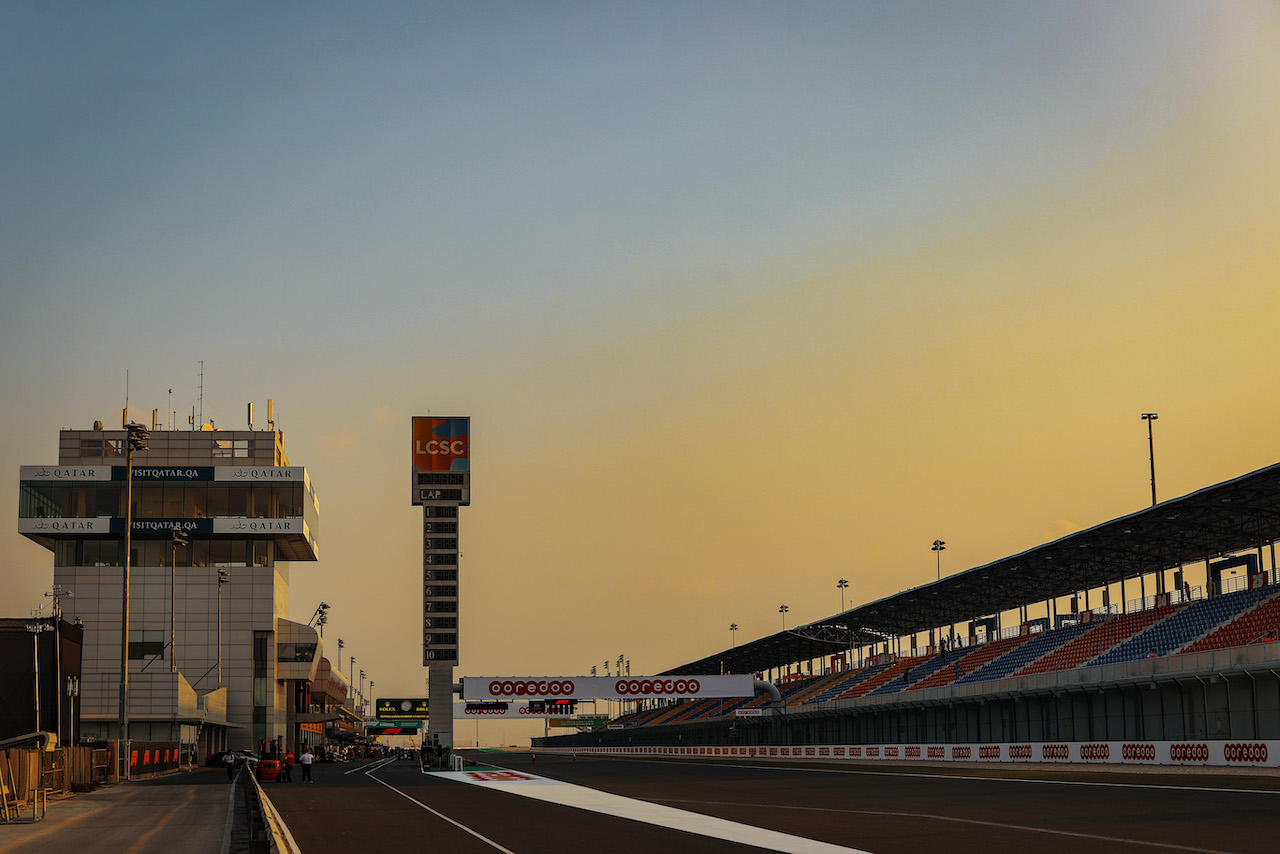 GP QATAR, Circuit Atmosfera - sunset.
18.11.2021. Formula 1 World Championship, Rd 20, Qatar Grand Prix, Doha, Qatar, Preparation Day.
- www.xpbimages.com, EMail: requests@xpbimages.com © Copyright: Charniaux / XPB Images