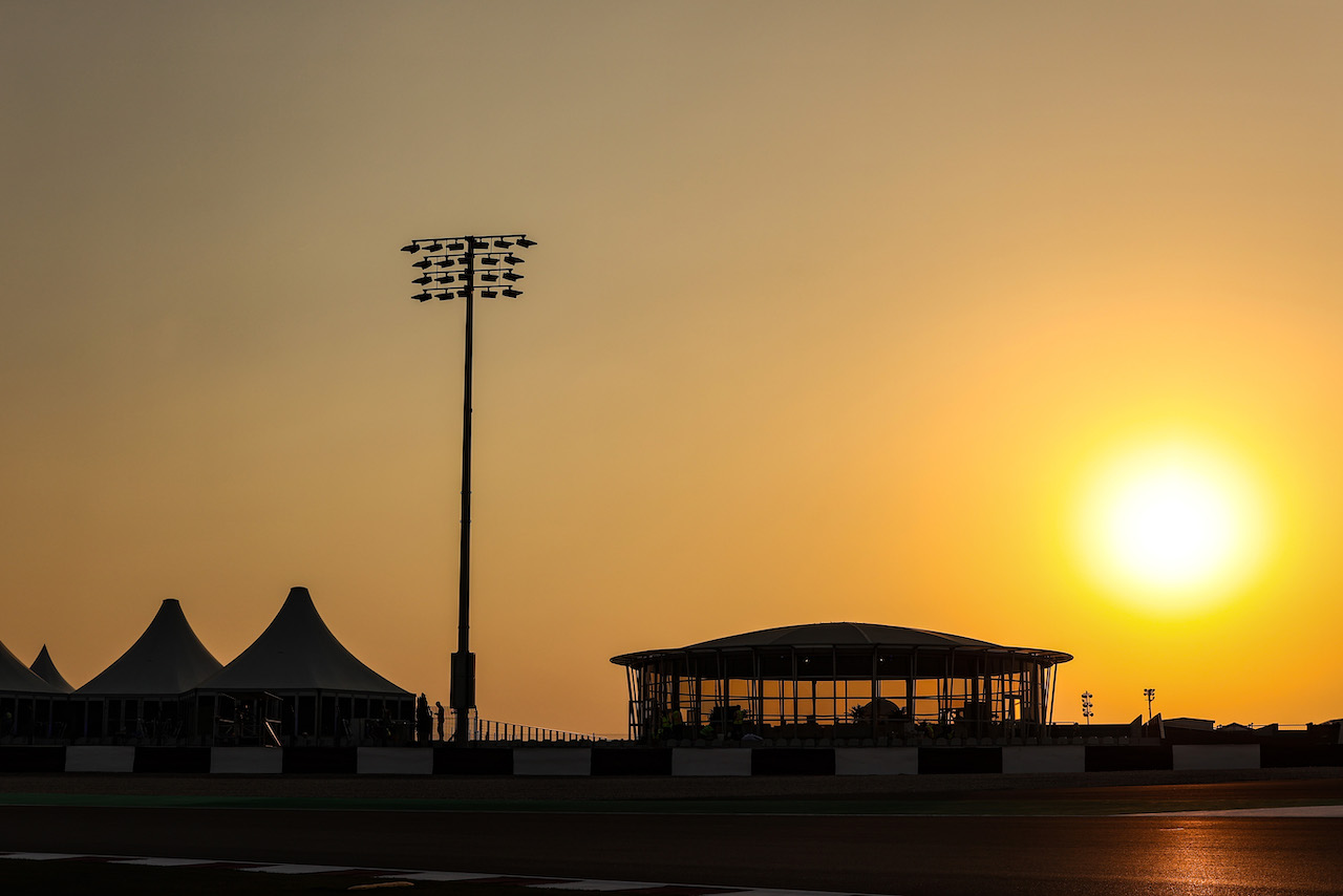 GP QATAR, Circuit Atmosfera - sunset.
18.11.2021. Formula 1 World Championship, Rd 20, Qatar Grand Prix, Doha, Qatar, Preparation Day.
- www.xpbimages.com, EMail: requests@xpbimages.com © Copyright: Charniaux / XPB Images