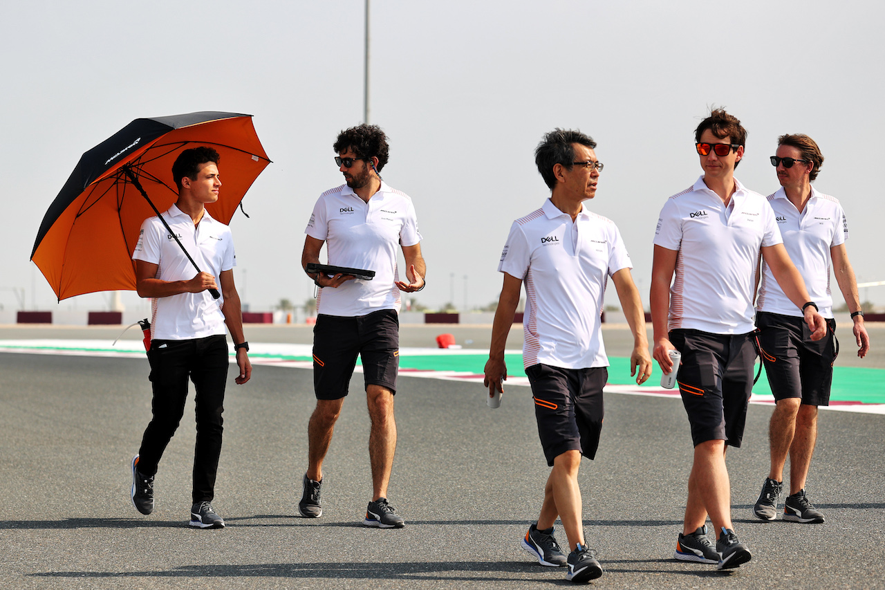 GP QATAR, Lando Norris (GBR) McLaren walks the circuit with the team.
18.11.2021. Formula 1 World Championship, Rd 20, Qatar Grand Prix, Doha, Qatar, Preparation Day.
- www.xpbimages.com, EMail: requests@xpbimages.com © Copyright: Batchelor / XPB Images