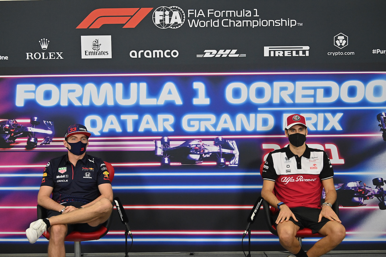 GP QATAR, (L to R): Max Verstappen (NLD) Red Bull Racing e Antonio Giovinazzi (ITA) Alfa Romeo Racing in the FIA Press Conference.
18.11.2021. Formula 1 World Championship, Rd 20, Qatar Grand Prix, Doha, Qatar, Preparation Day.
- www.xpbimages.com, EMail: requests@xpbimages.com © Copyright: FIA Pool Image for Editorial Use Only