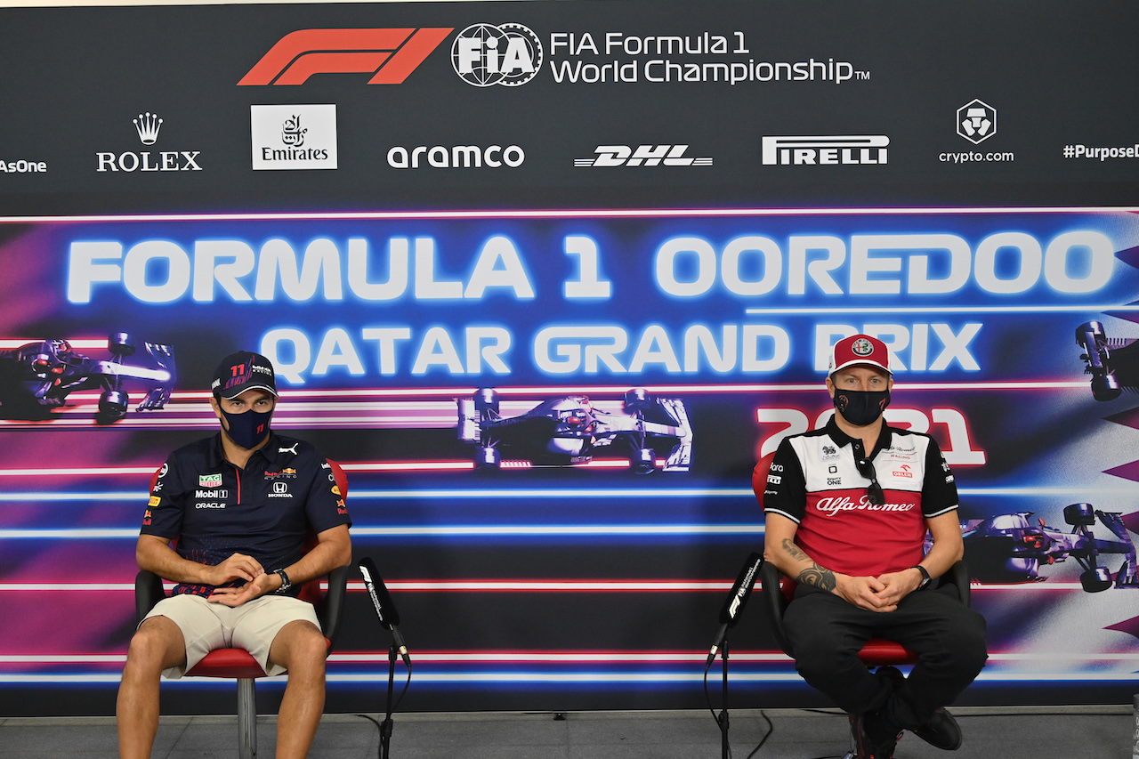 GP QATAR, (L to R): Sergio Perez (MEX) Red Bull Racing e Kimi Raikkonen (FIN) Alfa Romeo Racing in the FIA Press Conference.
18.11.2021. Formula 1 World Championship, Rd 20, Qatar Grand Prix, Doha, Qatar, Preparation Day.
- www.xpbimages.com, EMail: requests@xpbimages.com © Copyright: FIA Pool Image for Editorial Use Only