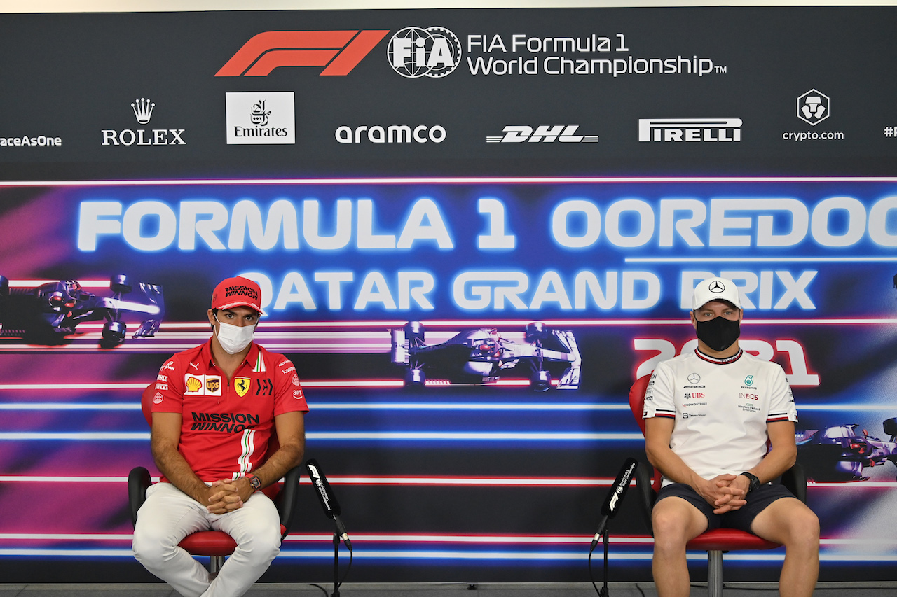 GP QATAR, (L to R): Carlos Sainz Jr (ESP) Ferrari e Valtteri Bottas (FIN) Mercedes AMG F1 in the FIA Press Conference.
18.11.2021. Formula 1 World Championship, Rd 20, Qatar Grand Prix, Doha, Qatar, Preparation Day.
- www.xpbimages.com, EMail: requests@xpbimages.com © Copyright: FIA Pool Image for Editorial Use Only