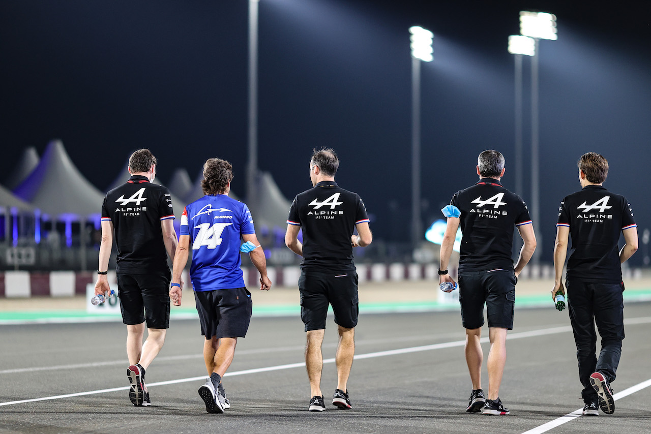 GP QATAR, Fernando Alonso (ESP) Alpine F1 Team walks the circuit with the team.
18.11.2021. Formula 1 World Championship, Rd 20, Qatar Grand Prix, Doha, Qatar, Preparation Day.
- www.xpbimages.com, EMail: requests@xpbimages.com © Copyright: Charniaux / XPB Images