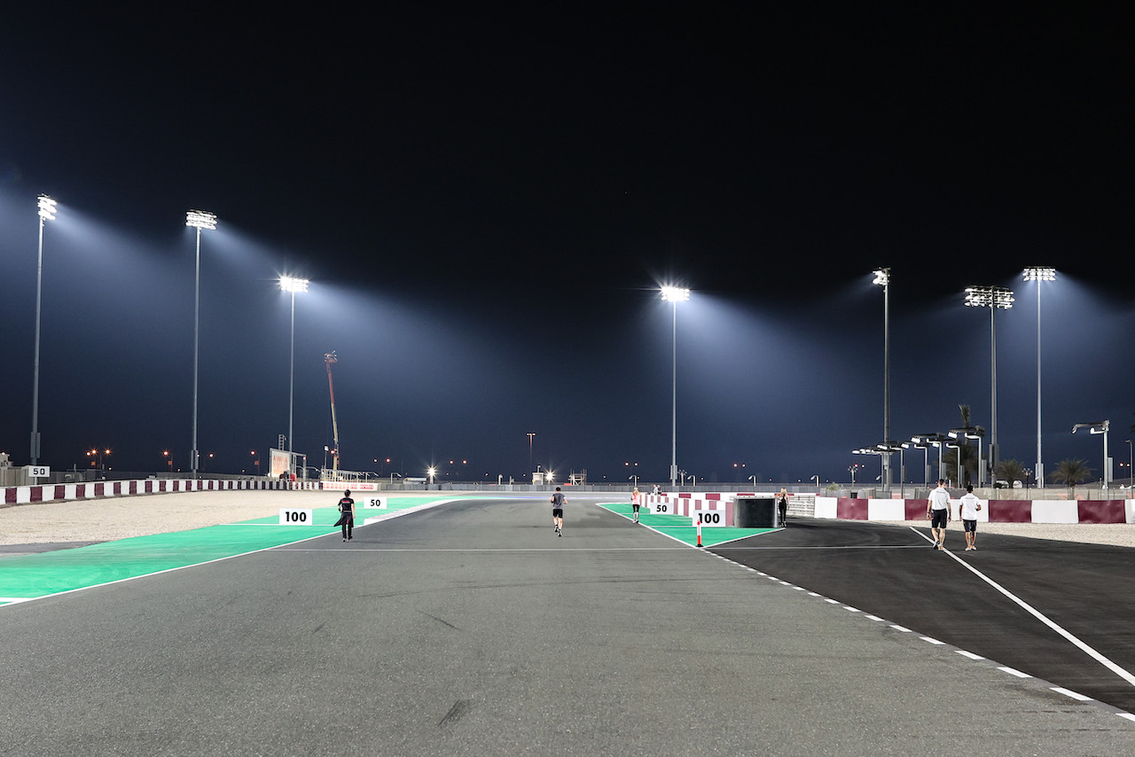 GP QATAR, Circuit Atmosfera - pit lane entrance.
18.11.2021. Formula 1 World Championship, Rd 20, Qatar Grand Prix, Doha, Qatar, Preparation Day.
- www.xpbimages.com, EMail: requests@xpbimages.com © Copyright: Charniaux / XPB Images