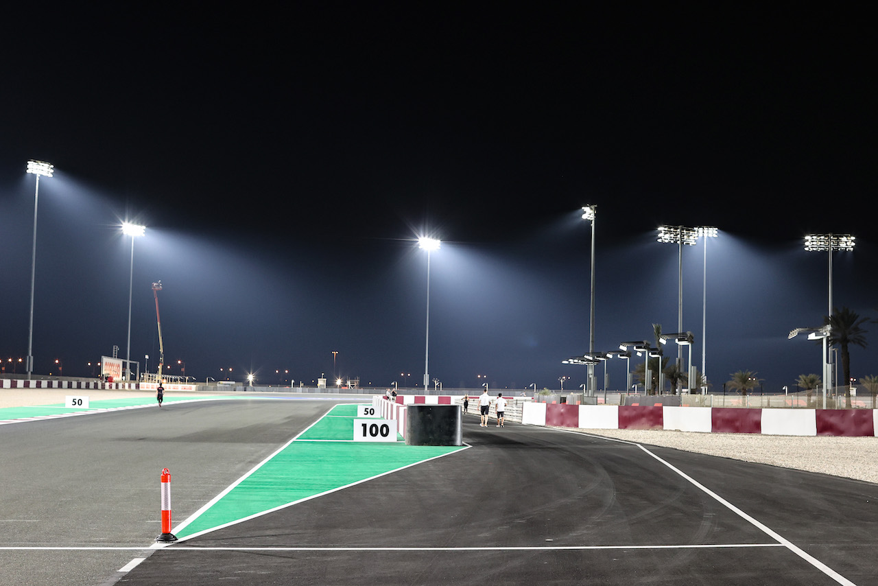 GP QATAR, Circuit Atmosfera - pit lane entrance.
18.11.2021. Formula 1 World Championship, Rd 20, Qatar Grand Prix, Doha, Qatar, Preparation Day.
- www.xpbimages.com, EMail: requests@xpbimages.com © Copyright: Charniaux / XPB Images