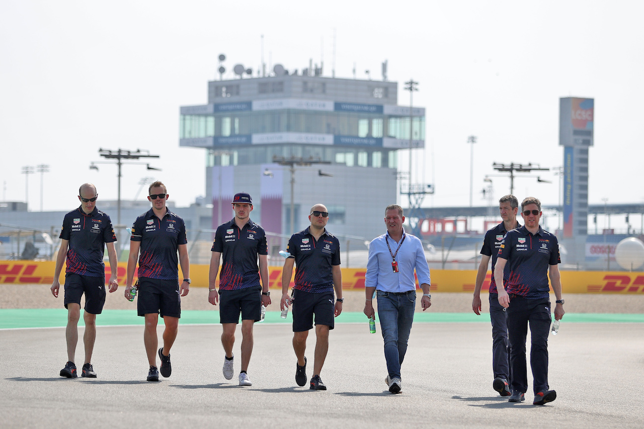 GP QATAR, Max Verstappen (NLD) Red Bull Racing walks the circuit with his father Jos Verstappen (NLD) e the team.
18.11.2021. Formula 1 World Championship, Rd 20, Qatar Grand Prix, Doha, Qatar, Preparation Day.
- www.xpbimages.com, EMail: requests@xpbimages.com © Copyright: Moy / XPB Images