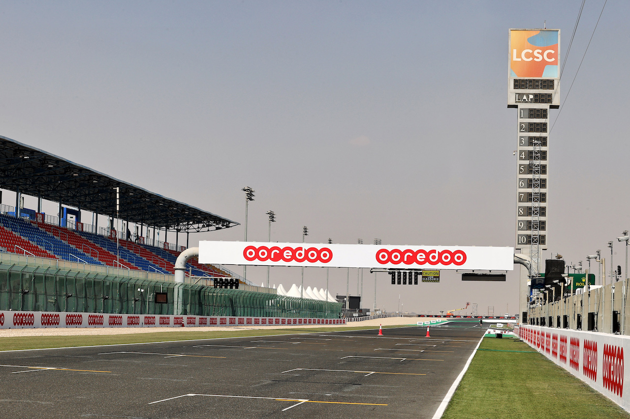 GP QATAR, Circuit Atmosfera - partenza / finish straight.
18.11.2021. Formula 1 World Championship, Rd 20, Qatar Grand Prix, Doha, Qatar, Preparation Day.
- www.xpbimages.com, EMail: requests@xpbimages.com © Copyright: Moy / XPB Images