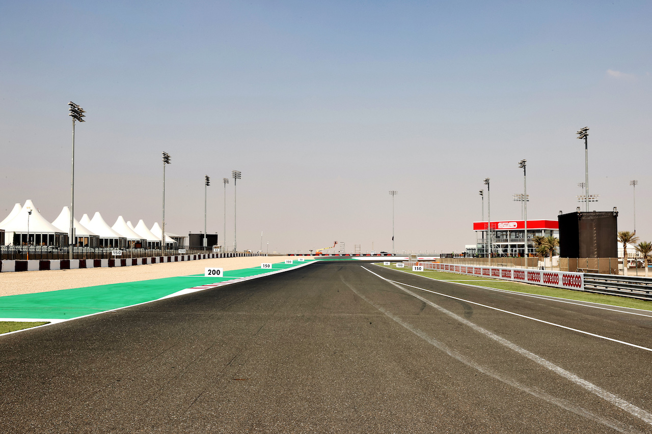 GP QATAR, Circuit Atmosfera - Start / finish straight towards turn 1.
18.11.2021. Formula 1 World Championship, Rd 20, Qatar Grand Prix, Doha, Qatar, Preparation Day.
- www.xpbimages.com, EMail: requests@xpbimages.com © Copyright: Batchelor / XPB Images