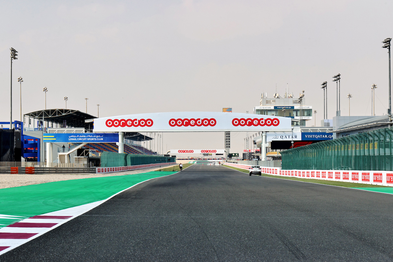 GP QATAR, Circuit Atmosfera - Start / finish straight exit turn 16.
18.11.2021. Formula 1 World Championship, Rd 20, Qatar Grand Prix, Doha, Qatar, Preparation Day.
- www.xpbimages.com, EMail: requests@xpbimages.com © Copyright: Batchelor / XPB Images