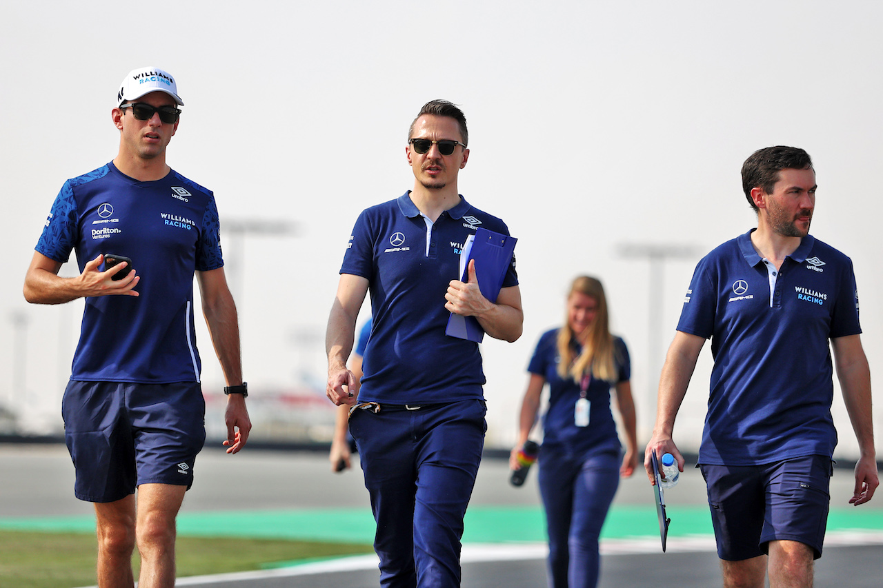 GP QATAR, Nicholas Latifi (CDN) Williams Racing walks the circuit with the team.
18.11.2021. Formula 1 World Championship, Rd 20, Qatar Grand Prix, Doha, Qatar, Preparation Day.
- www.xpbimages.com, EMail: requests@xpbimages.com © Copyright: Moy / XPB Images