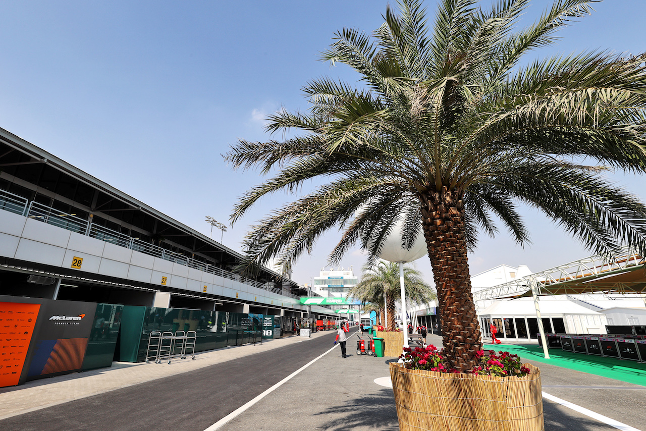 GP QATAR, Paddock Atmosfera.
18.11.2021. Formula 1 World Championship, Rd 20, Qatar Grand Prix, Doha, Qatar, Preparation Day.
- www.xpbimages.com, EMail: requests@xpbimages.com © Copyright: Moy / XPB Images